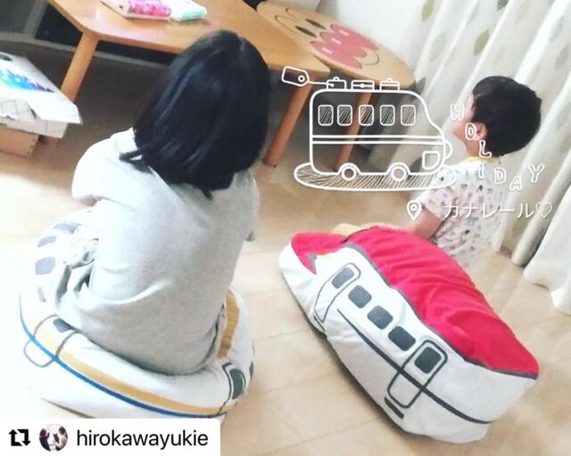 repostで素敵な写真を投稿している方をご紹介させていただきます🚅
⁡
⌘⁑-------------------------⁑⌘
#ふとんdeクッション が生活に馴染んでいるのが嬉しいです😍
実は来月このシリーズに新製品が仲間入りする予定なので早く皆様にお披露目したい🥹
⁡
hirokawayukieさん
ありがとうございました🙇🏻‍♀️
⌘⁑---------------------------⁑⌘
⁡
皆様からの新幹線グッズpostお待ちしております。
⁡
:+ :+ :+ :+ :+ :+ :+ :+ :+ :+ :+ :+ :+ :+ :+ :+
#カナレール#カナック企画#新幹線グッズ#新幹線好きな人と繋がりたい#子鉄と楽しむ鉄道ライフ#子鉄
:+ :+ :+ :+ :+ :+ :+ :+ :+ :+ :+ :+ :+ :+ :+ :+
⁡
#Repost hirokawayukie
・・・
かがやき…
厚みがほぼない😂
けどこのふかふか具合、
ほんと座り心地いいんだよねー☺
#カナレールはいチーズ 
#カナレール kanack_sp